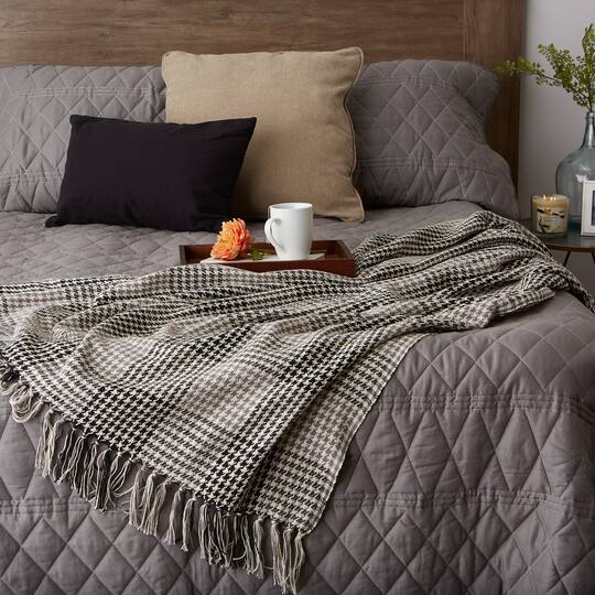 Black & Gray Houndstooth Plaid Throw